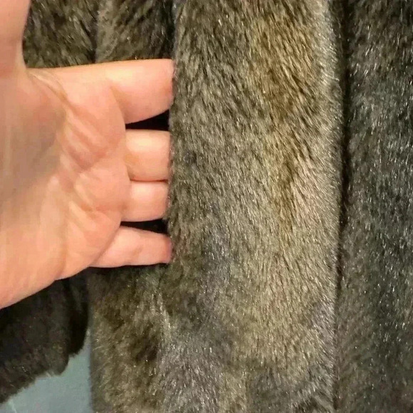 De ball stunning brown chevron faux fur coat. Well made and very good c… - Picture 4 of 10